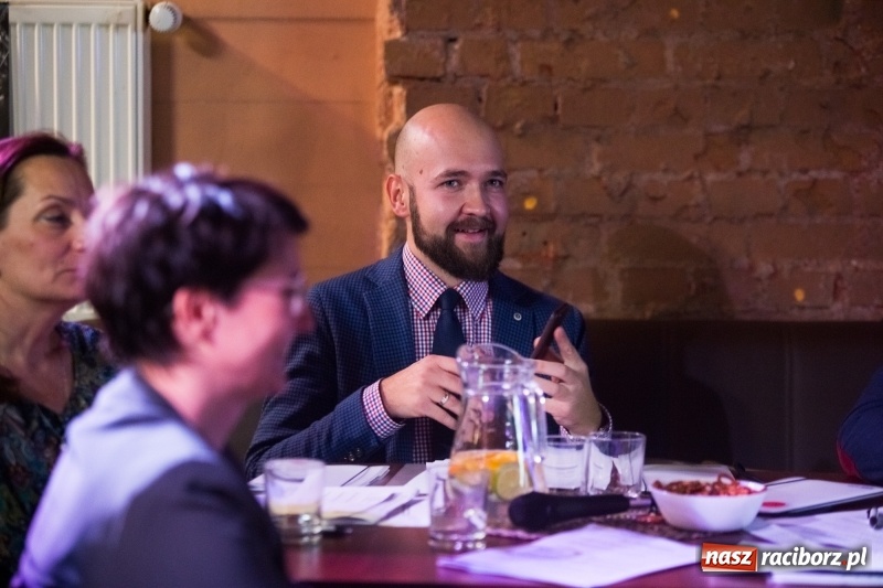 Zdjęcie w galerii na portalu naszraciborz.pl: Jego torby noszą w Singapurze i Australii, marzy o współpracy z Bentley Motors. Dariusz Niestroj twórcą najlepszego biznesplanu wiadomości z regionu