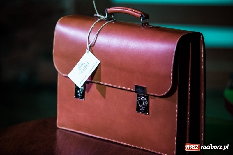 Zdjęcie w galerii na portalu naszraciborz.pl: Jego torby noszą w Singapurze i Australii, marzy o współpracy z Bentley Motors. Dariusz Niestroj twórcą najlepszego biznesplanu wiadomości z regionu