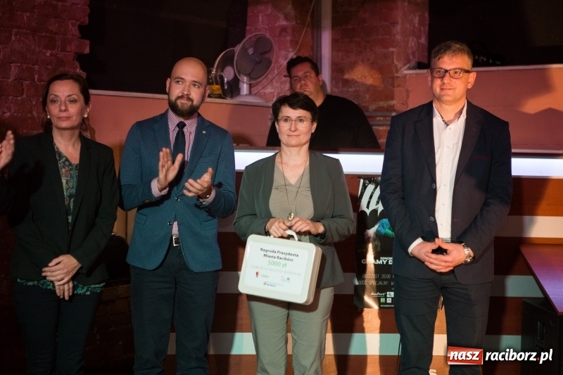 Zdjęcie w galerii na portalu naszraciborz.pl: Jego torby noszą w Singapurze i Australii, marzy o współpracy z Bentley Motors. Dariusz Niestroj twórcą najlepszego biznesplanu wiadomości z regionu