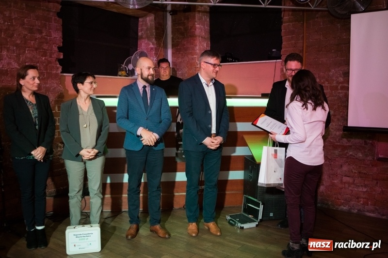 Zdjęcie w galerii na portalu naszraciborz.pl: Jego torby noszą w Singapurze i Australii, marzy o współpracy z Bentley Motors. Dariusz Niestroj twórcą najlepszego biznesplanu wiadomości z regionu