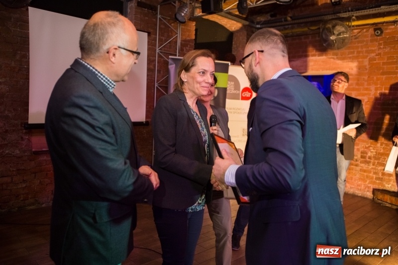 Zdjęcie w galerii na portalu naszraciborz.pl: Jego torby noszą w Singapurze i Australii, marzy o współpracy z Bentley Motors. Dariusz Niestroj twórcą najlepszego biznesplanu wiadomości z regionu