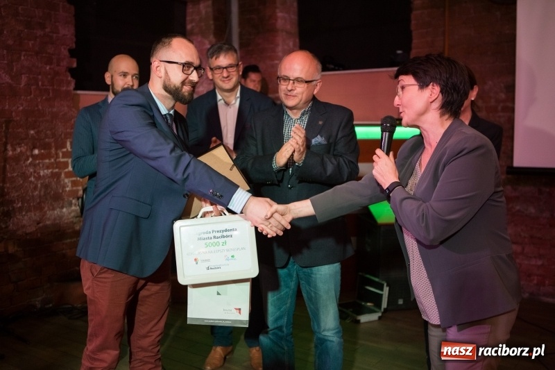 Zdjęcie w galerii na portalu naszraciborz.pl: Jego torby noszą w Singapurze i Australii, marzy o współpracy z Bentley Motors. Dariusz Niestroj twórcą najlepszego biznesplanu wiadomości z regionu