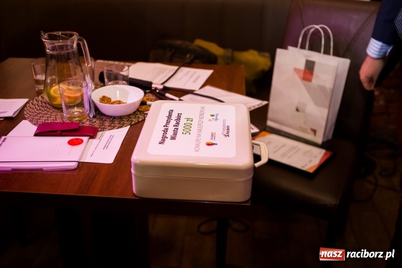 Zdjęcie w galerii na portalu naszraciborz.pl: Jego torby noszą w Singapurze i Australii, marzy o współpracy z Bentley Motors. Dariusz Niestroj twórcą najlepszego biznesplanu wiadomości z regionu