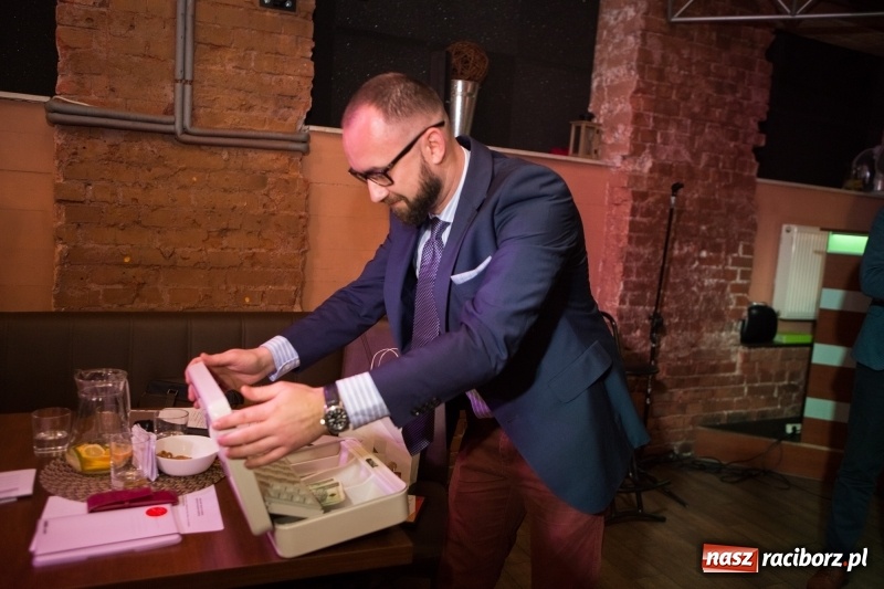 Zdjęcie w galerii na portalu naszraciborz.pl: Jego torby noszą w Singapurze i Australii, marzy o współpracy z Bentley Motors. Dariusz Niestroj twórcą najlepszego biznesplanu wiadomości z regionu