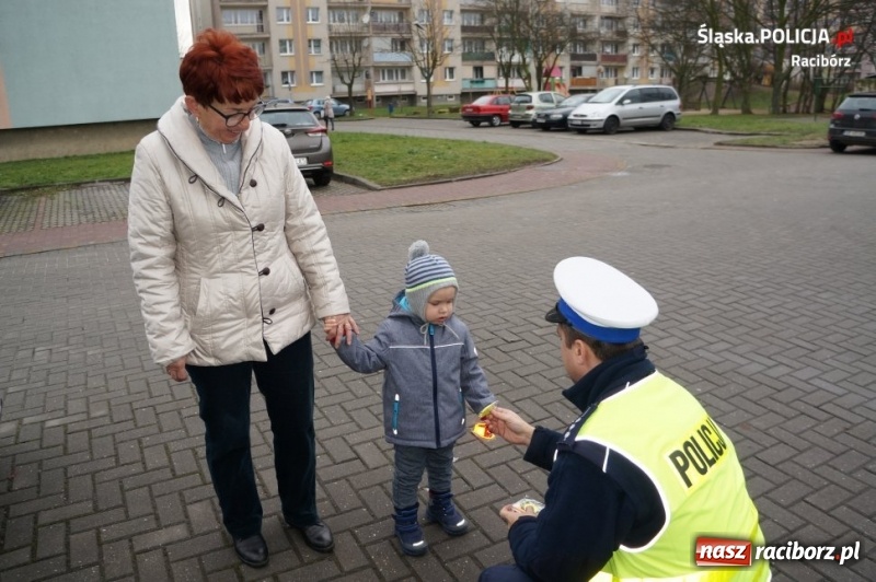 Zdjęcie w galerii na portalu naszraciborz.pl: Policjanci rozdawali raciborzanom odblaski  wiadomości z regionu