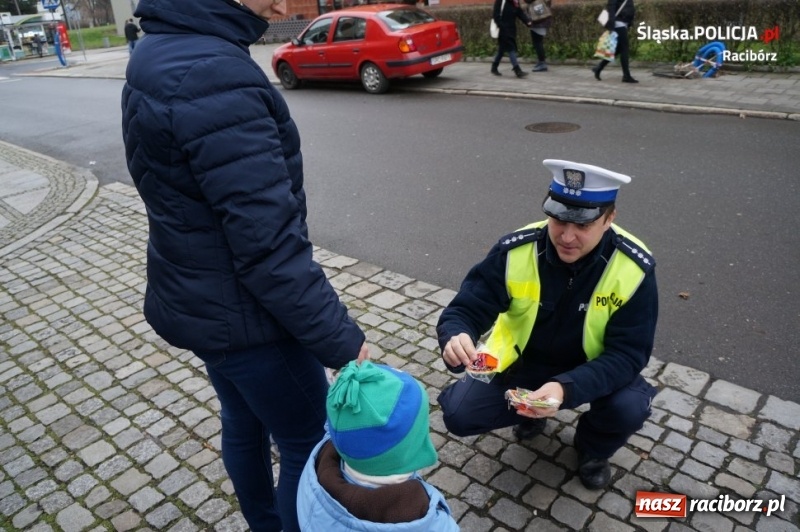 Zdjęcie w galerii na portalu naszraciborz.pl: Policjanci rozdawali raciborzanom odblaski  wiadomości z regionu