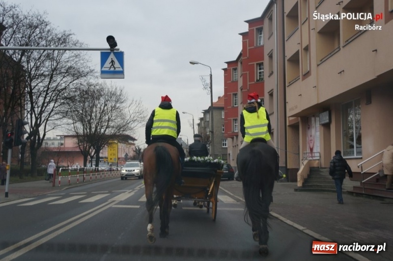 Zdjęcie w galerii na portalu naszraciborz.pl: Policjanci rozdawali raciborzanom odblaski  wiadomości z regionu