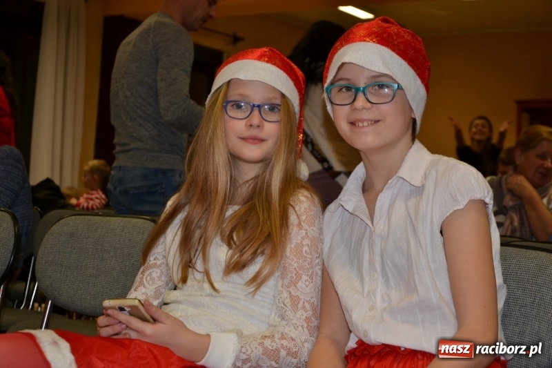 Zdjęcie w galerii na portalu naszraciborz.pl: Bajkowe Mikołajki w Roszkowie wiadomości z regionu