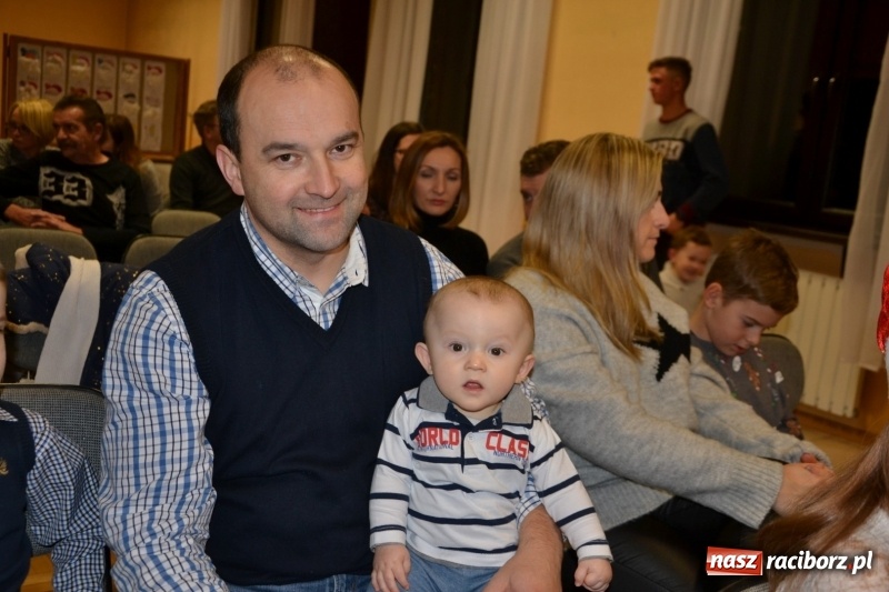 Zdjęcie w galerii na portalu naszraciborz.pl: Bajkowe Mikołajki w Roszkowie wiadomości z regionu