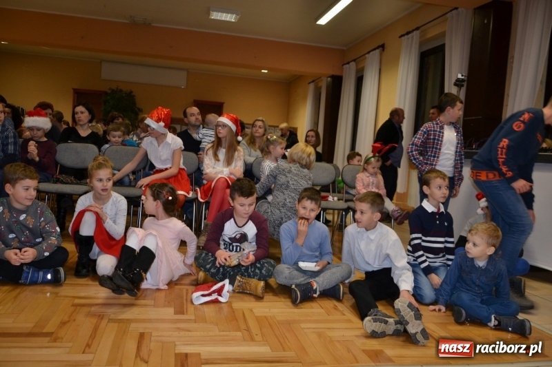 Zdjęcie w galerii na portalu naszraciborz.pl: Bajkowe Mikołajki w Roszkowie wiadomości z regionu
