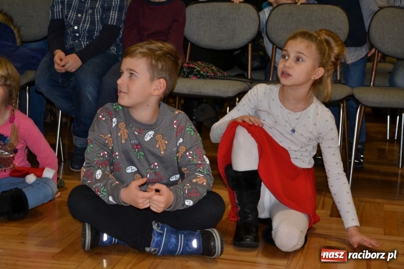 Zdjęcie w galerii na portalu naszraciborz.pl: Bajkowe Mikołajki w Roszkowie wiadomości z regionu