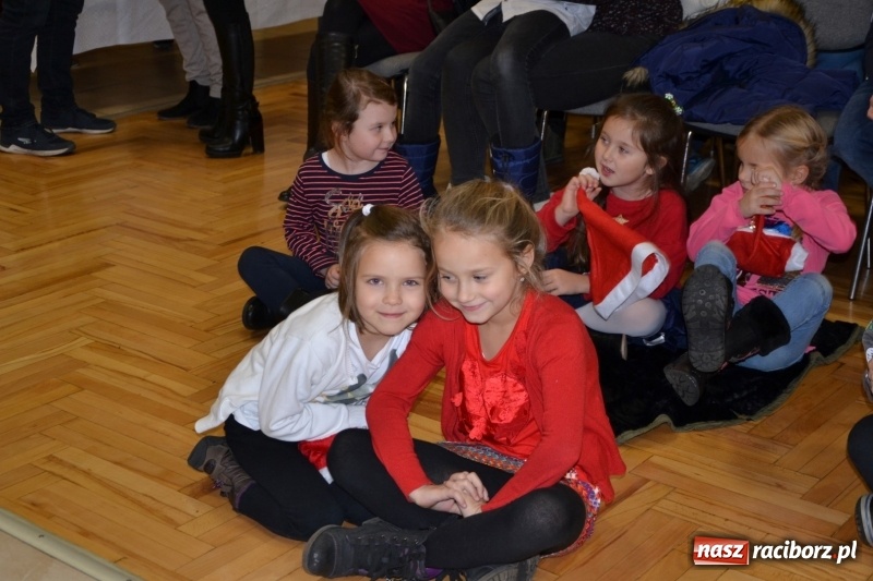 Zdjęcie w galerii na portalu naszraciborz.pl: Bajkowe Mikołajki w Roszkowie wiadomości z regionu