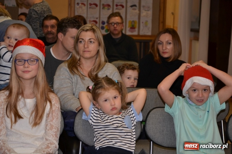 Zdjęcie w galerii na portalu naszraciborz.pl: Bajkowe Mikołajki w Roszkowie wiadomości z regionu