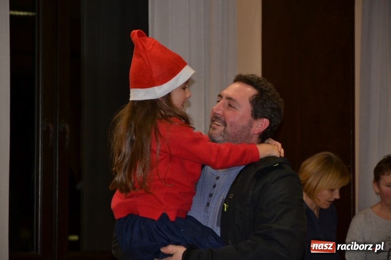 Zdjęcie w galerii na portalu naszraciborz.pl: Bajkowe Mikołajki w Roszkowie wiadomości z regionu