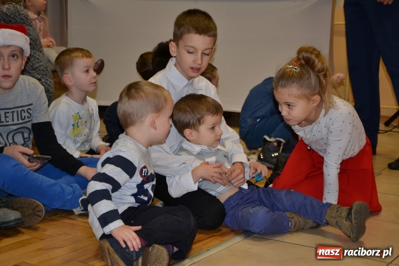 Zdjęcie w galerii na portalu naszraciborz.pl: Bajkowe Mikołajki w Roszkowie wiadomości z regionu