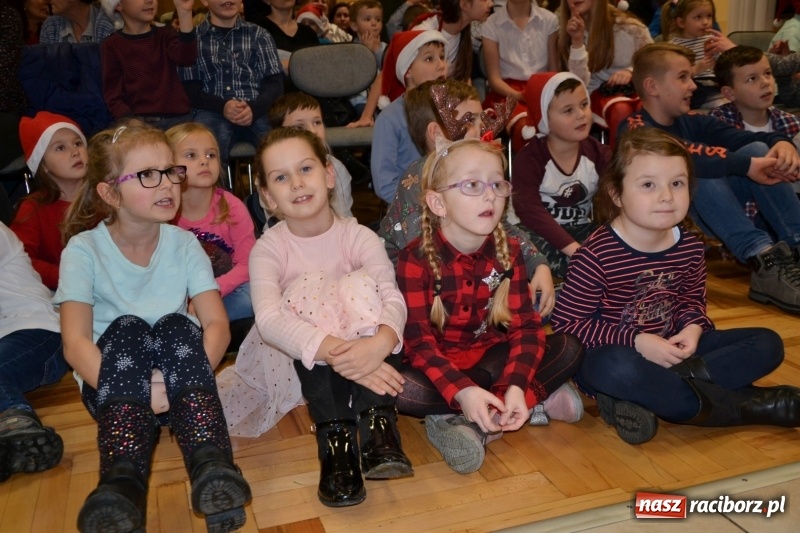 Zdjęcie w galerii na portalu naszraciborz.pl: Bajkowe Mikołajki w Roszkowie wiadomości z regionu