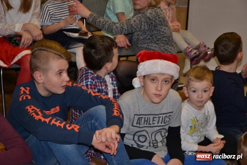 Zdjęcie w galerii na portalu naszraciborz.pl: Bajkowe Mikołajki w Roszkowie wiadomości z regionu