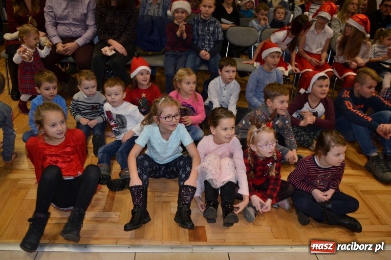 Zdjęcie w galerii na portalu naszraciborz.pl: Bajkowe Mikołajki w Roszkowie wiadomości z regionu