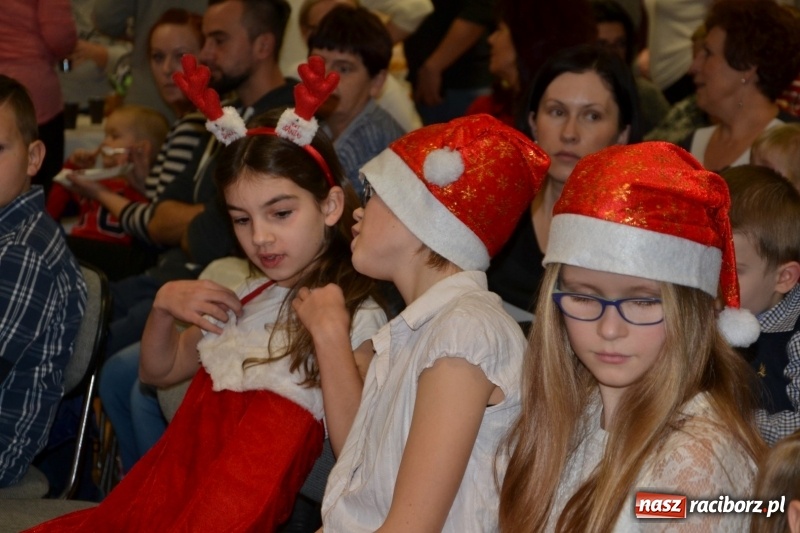 Zdjęcie w galerii na portalu naszraciborz.pl: Bajkowe Mikołajki w Roszkowie wiadomości z regionu