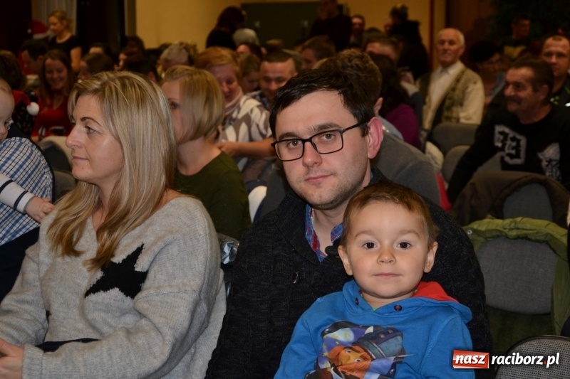 Zdjęcie w galerii na portalu naszraciborz.pl: Bajkowe Mikołajki w Roszkowie wiadomości z regionu