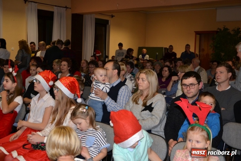 Zdjęcie w galerii na portalu naszraciborz.pl: Bajkowe Mikołajki w Roszkowie wiadomości z regionu