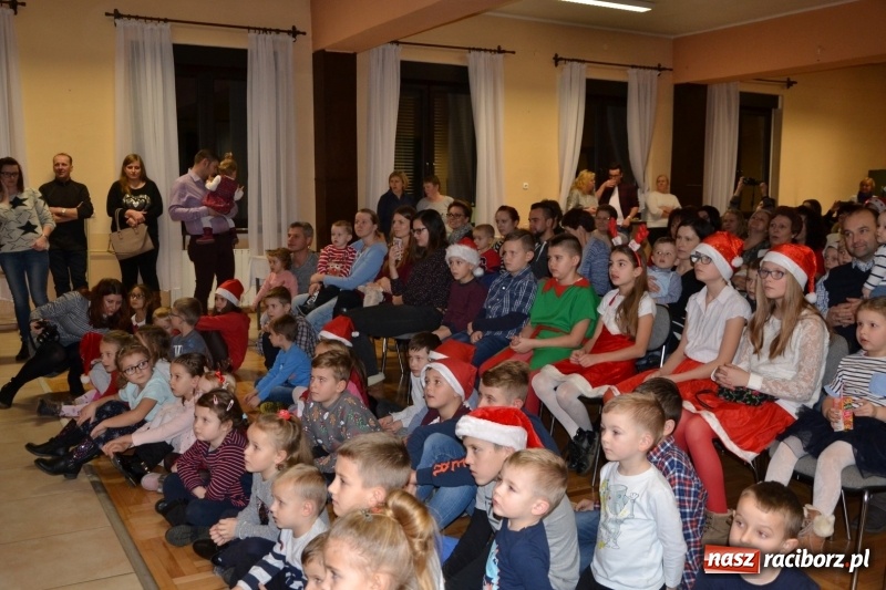 Zdjęcie w galerii na portalu naszraciborz.pl: Bajkowe Mikołajki w Roszkowie wiadomości z regionu