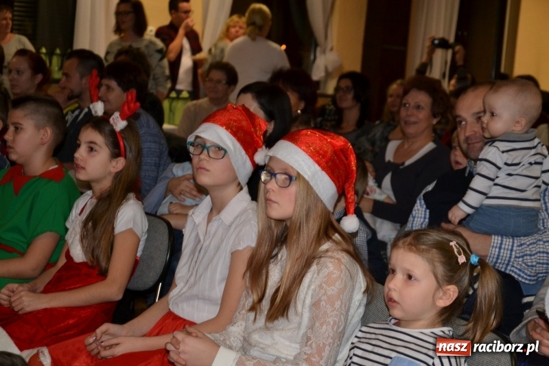 Zdjęcie w galerii na portalu naszraciborz.pl: Bajkowe Mikołajki w Roszkowie wiadomości z regionu