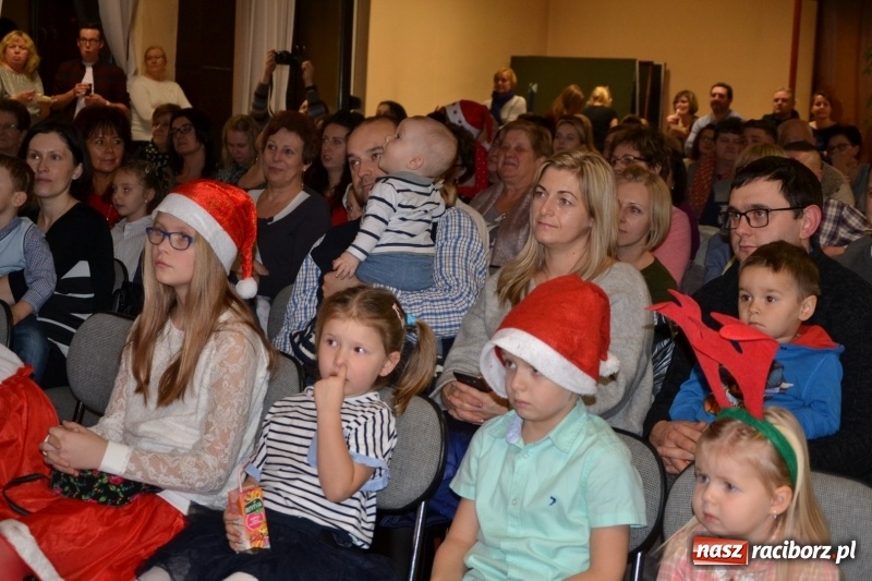 Zdjęcie w galerii na portalu naszraciborz.pl: Bajkowe Mikołajki w Roszkowie wiadomości z regionu