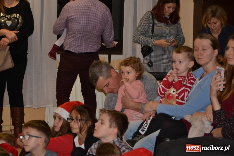 Zdjęcie w galerii na portalu naszraciborz.pl: Bajkowe Mikołajki w Roszkowie wiadomości z regionu