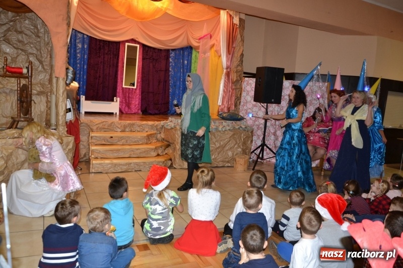 Zdjęcie w galerii na portalu naszraciborz.pl: Bajkowe Mikołajki w Roszkowie wiadomości z regionu