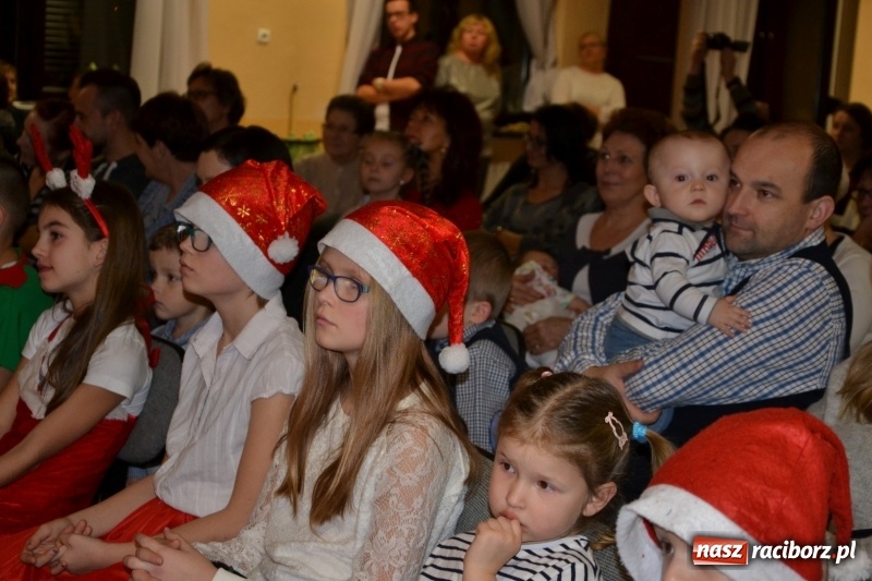 Zdjęcie w galerii na portalu naszraciborz.pl: Bajkowe Mikołajki w Roszkowie wiadomości z regionu