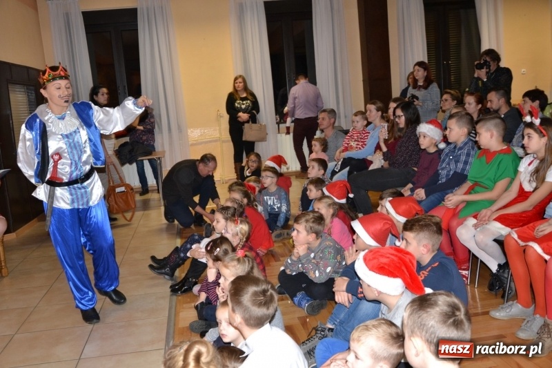 Zdjęcie w galerii na portalu naszraciborz.pl: Bajkowe Mikołajki w Roszkowie wiadomości z regionu