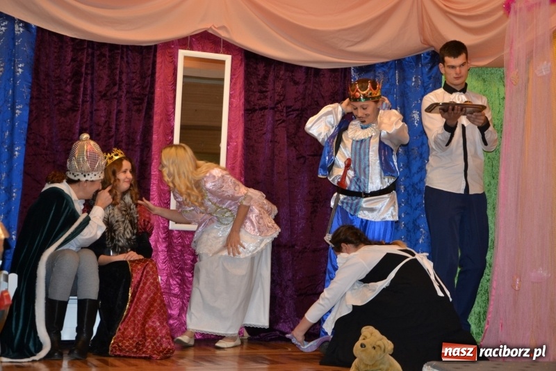Zdjęcie w galerii na portalu naszraciborz.pl: Bajkowe Mikołajki w Roszkowie wiadomości z regionu