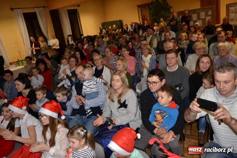 Zdjęcie w galerii na portalu naszraciborz.pl: Bajkowe Mikołajki w Roszkowie wiadomości z regionu