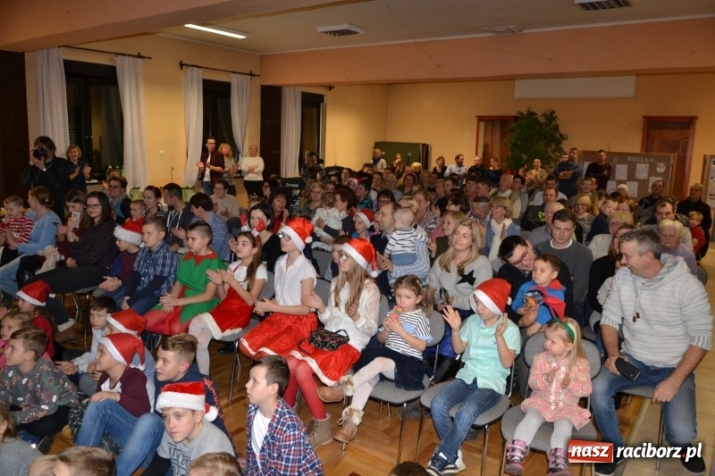 Zdjęcie w galerii na portalu naszraciborz.pl: Bajkowe Mikołajki w Roszkowie wiadomości z regionu