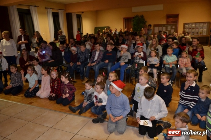 Zdjęcie w galerii na portalu naszraciborz.pl: Bajkowe Mikołajki w Roszkowie wiadomości z regionu