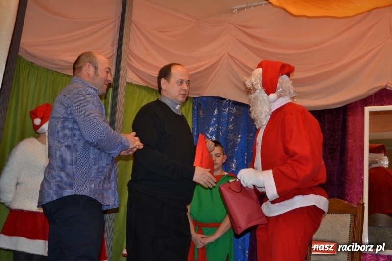 Zdjęcie w galerii na portalu naszraciborz.pl: Bajkowe Mikołajki w Roszkowie wiadomości z regionu