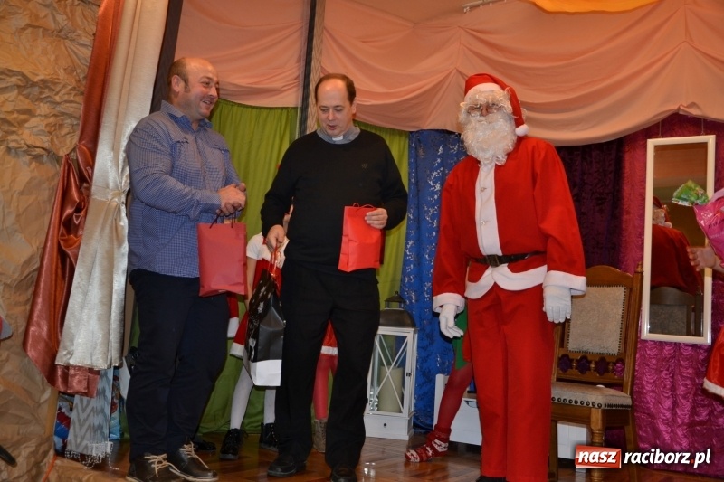 Zdjęcie w galerii na portalu naszraciborz.pl: Bajkowe Mikołajki w Roszkowie wiadomości z regionu