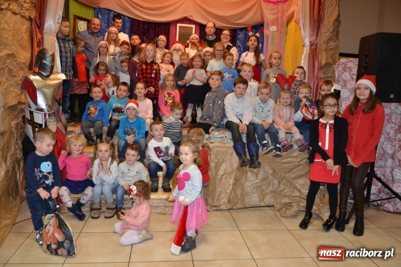 Zdjęcie w galerii na portalu naszraciborz.pl: Bajkowe Mikołajki w Roszkowie wiadomości z regionu