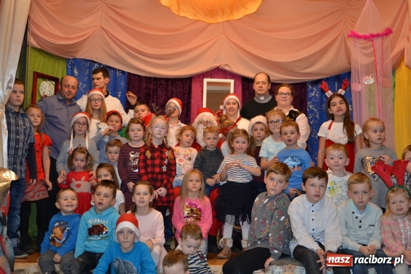 Zdjęcie w galerii na portalu naszraciborz.pl: Bajkowe Mikołajki w Roszkowie wiadomości z regionu