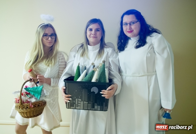 Zdjęcie w galerii na portalu naszraciborz.pl: Święty Mikołaj odwiedził pacjentów w raciborskim szpitalu wiadomości z regionu