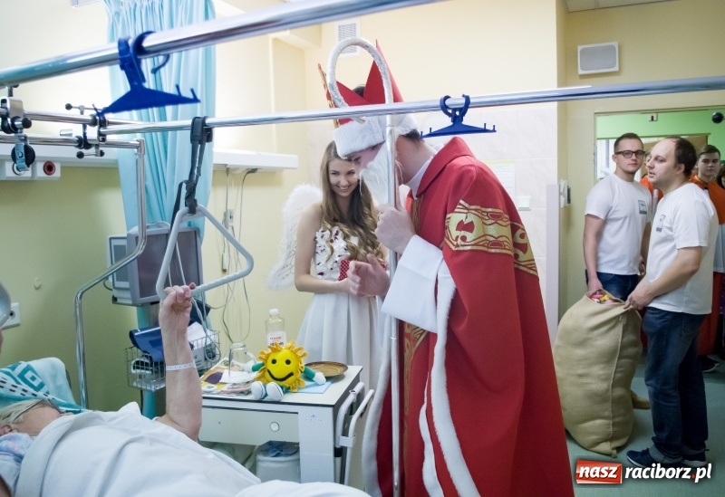 Zdjęcie w galerii na portalu naszraciborz.pl: Święty Mikołaj odwiedził pacjentów w raciborskim szpitalu wiadomości z regionu