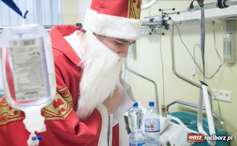 Zdjęcie w galerii na portalu naszraciborz.pl: Święty Mikołaj odwiedził pacjentów w raciborskim szpitalu wiadomości z regionu