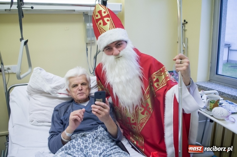 Zdjęcie w galerii na portalu naszraciborz.pl: Święty Mikołaj odwiedził pacjentów w raciborskim szpitalu wiadomości z regionu