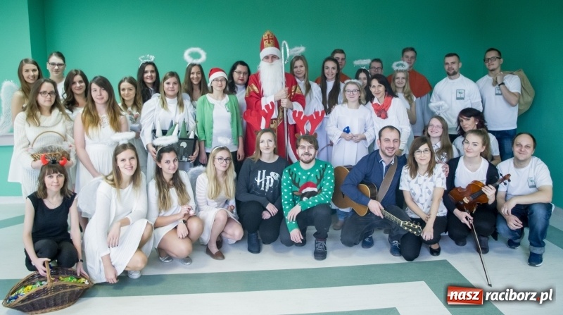 Zdjęcie w galerii na portalu naszraciborz.pl: Święty Mikołaj odwiedził pacjentów w raciborskim szpitalu wiadomości z regionu