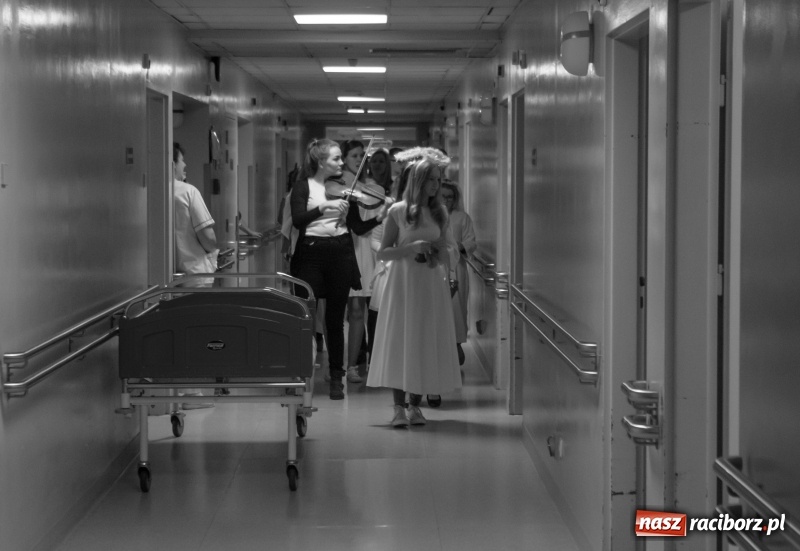 Zdjęcie w galerii na portalu naszraciborz.pl: Święty Mikołaj odwiedził pacjentów w raciborskim szpitalu wiadomości z regionu