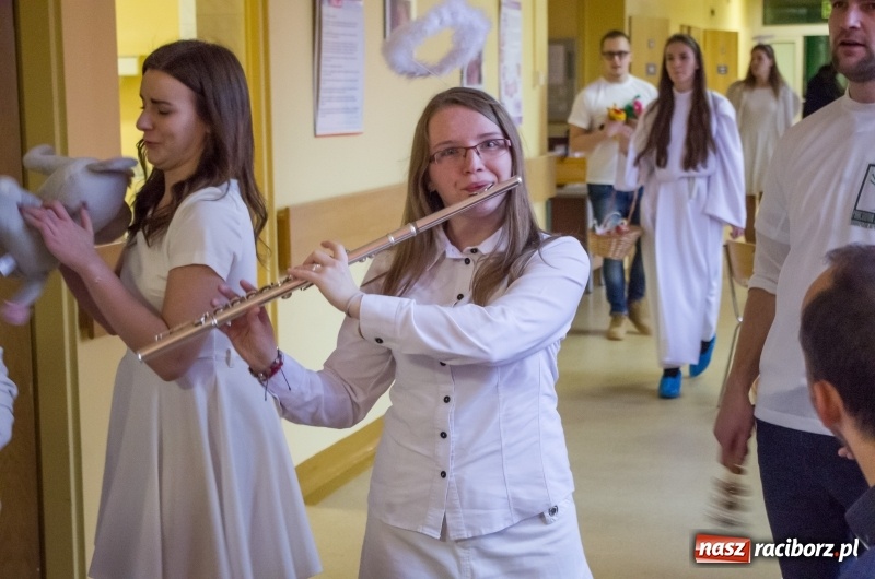 Zdjęcie w galerii na portalu naszraciborz.pl: Święty Mikołaj odwiedził pacjentów w raciborskim szpitalu wiadomości z regionu