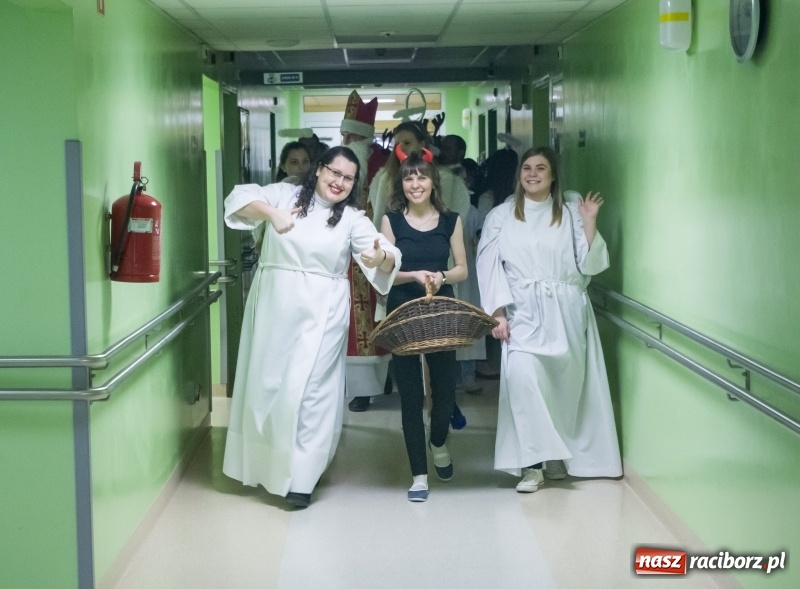 Zdjęcie w galerii na portalu naszraciborz.pl: Święty Mikołaj odwiedził pacjentów w raciborskim szpitalu wiadomości z regionu