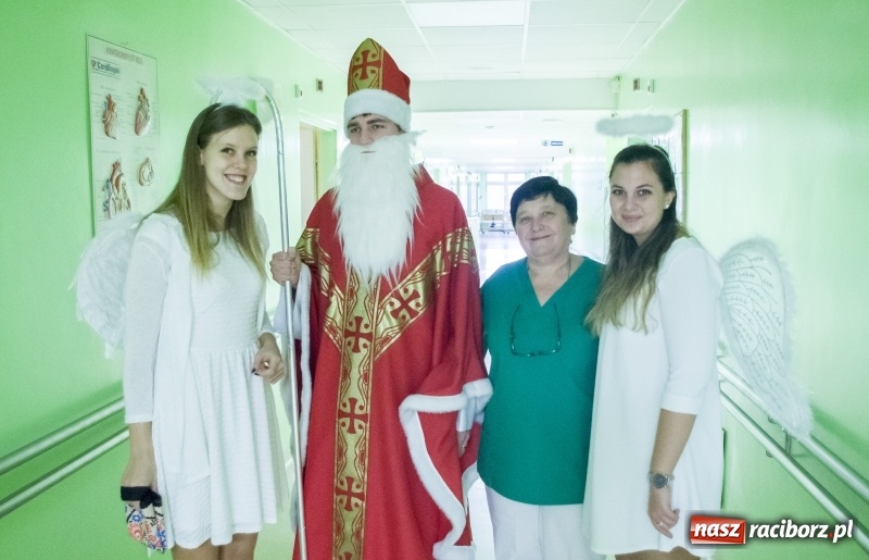 Zdjęcie w galerii na portalu naszraciborz.pl: Święty Mikołaj odwiedził pacjentów w raciborskim szpitalu wiadomości z regionu