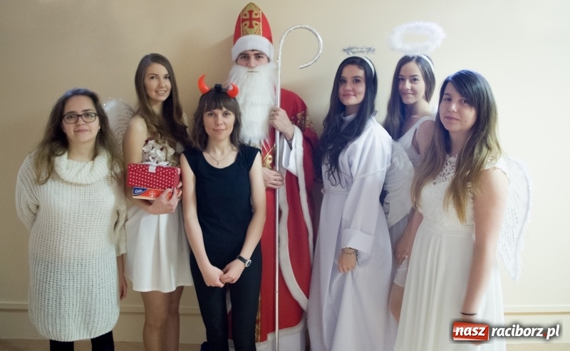 Zdjęcie w galerii na portalu naszraciborz.pl: Święty Mikołaj odwiedził pacjentów w raciborskim szpitalu wiadomości z regionu